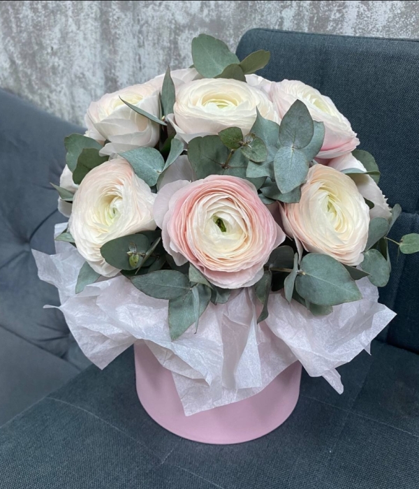 Коробка с ранункулюсами и эвкалиптом* #4592