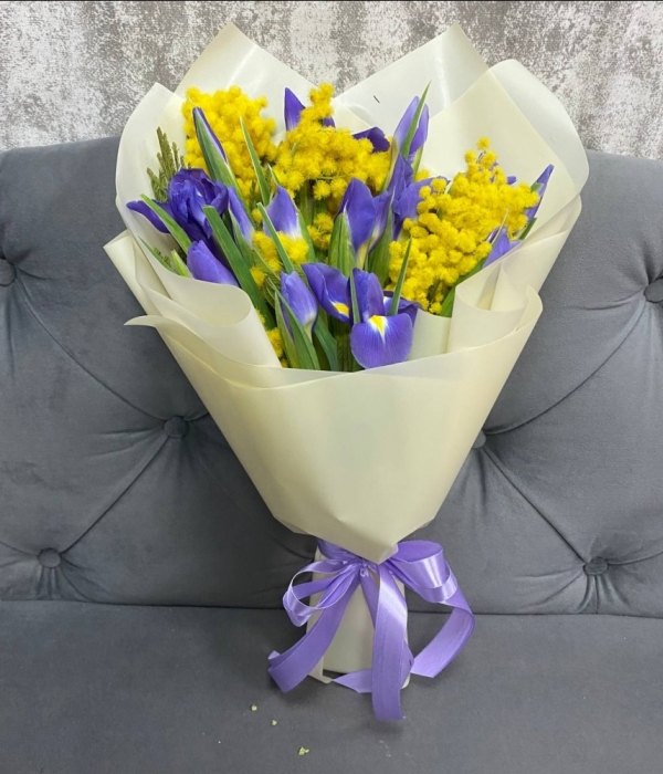 Микс-букет из ирисов и мимозы #4605