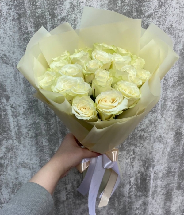 Букет из 19 белых кенийских роз (40 см) #4601