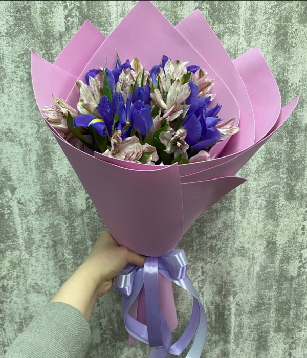 Микс-букет из ирисов и альстромерий #4606