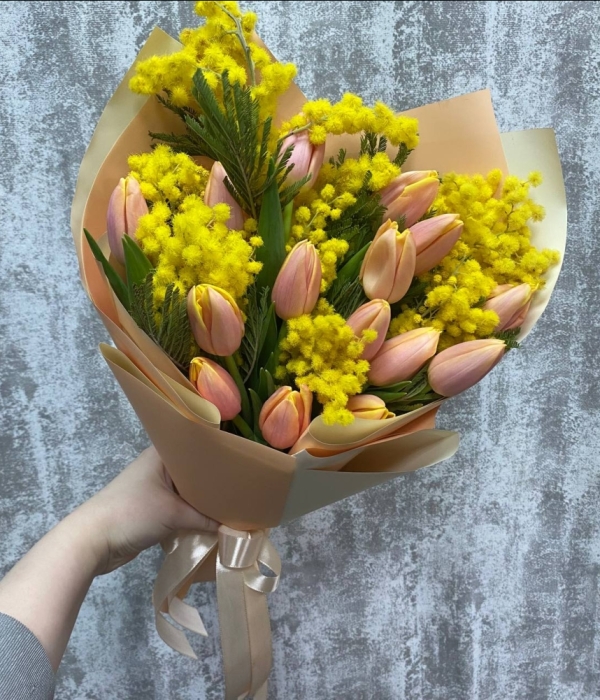 Микс-букет из тюльпанов и мимозы #4607