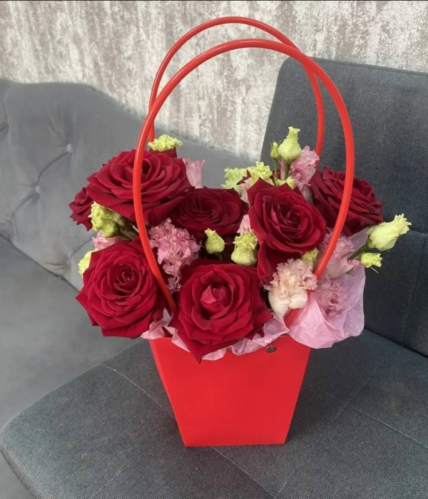 Яркая композиция с розами Ред Наоми и розовой эустомой  #4618