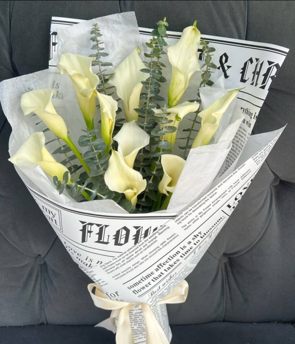 Букет из 11 белых калл с эвкалиптом в дизайнерской упаковке   #4620