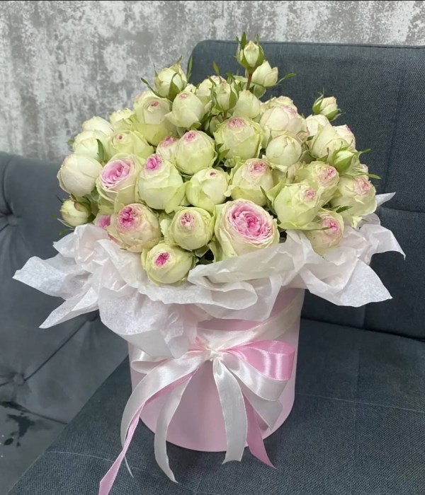 Композиция из  кустовых пионовидных роз Дедикейшн  в розовой коробке #4183