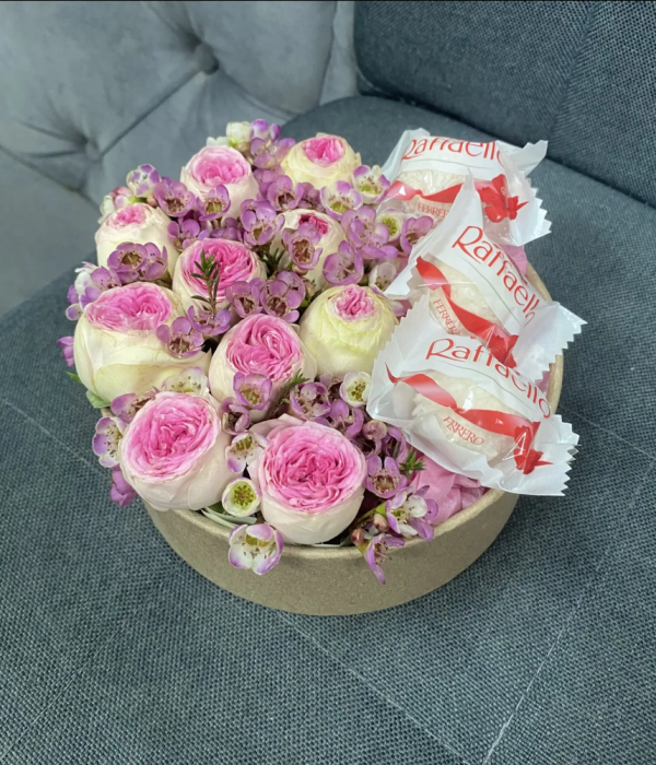 Композиция с пионовидными розами  с конфетами #4618