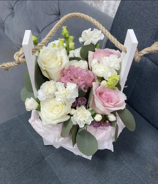 Композиция в ящике из роз, эустом, гвоздик с эвкалиптом #4622