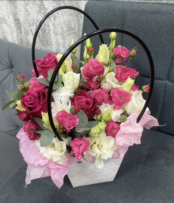 Композиция из роз с эвкалиптом #4622