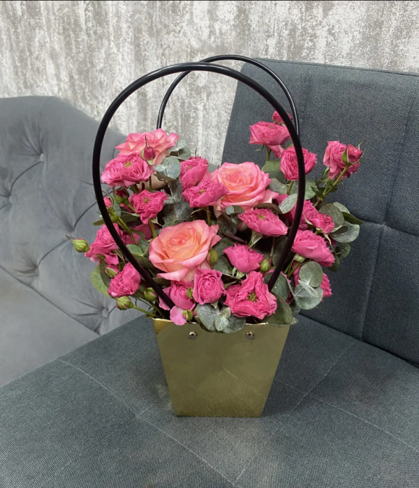 Композиция из роз с эвкалиптом #4622