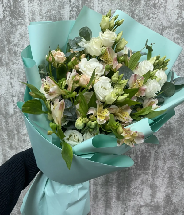Микс-букет из  кустовой розы, эустомы, альстромерии с эвкалиптом #4608