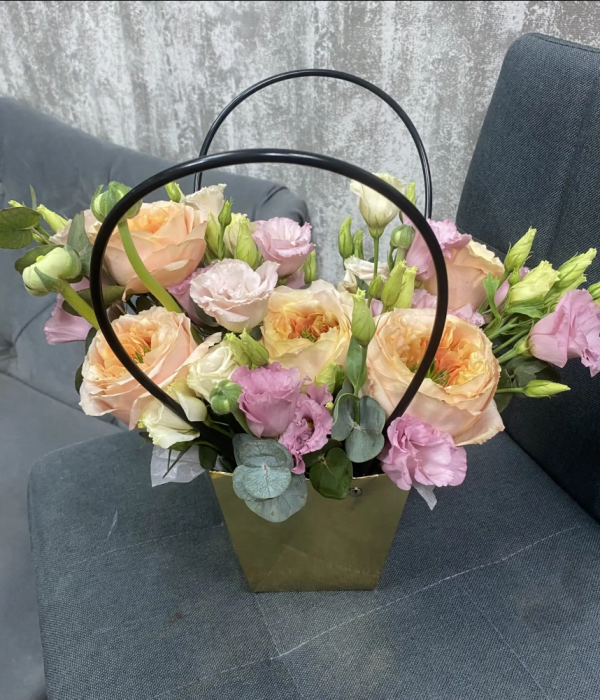 Сумочка с розами, эустомой и эвкалиптом #4610