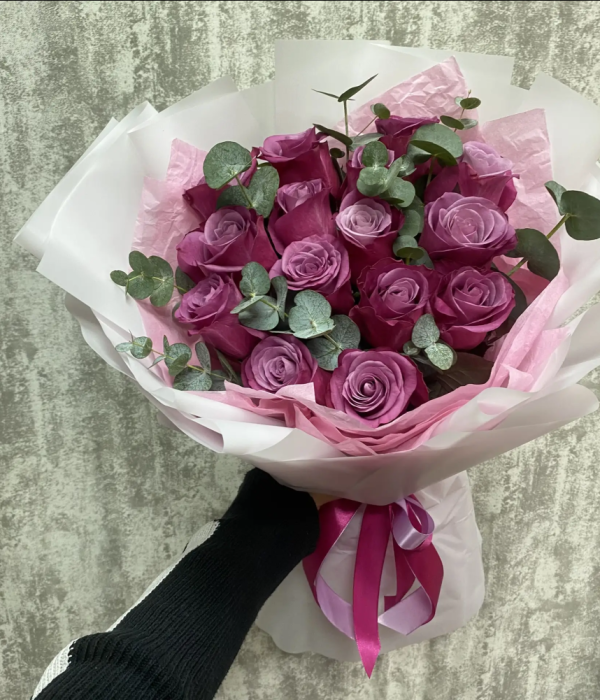 Букет из 15 сиреневых роз Персия и эвкалиптом #4617