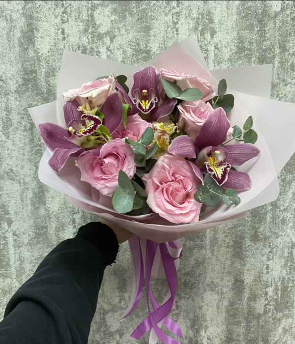 Микс-Букет с орхидеей, розами и эвкалиптом #4609