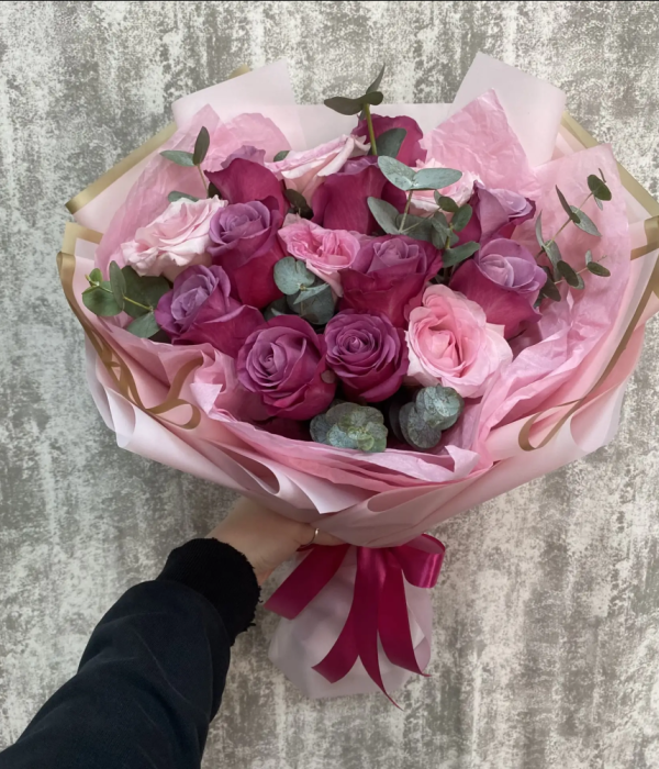 Микс букет из 15 роз и эвкалипта #4617