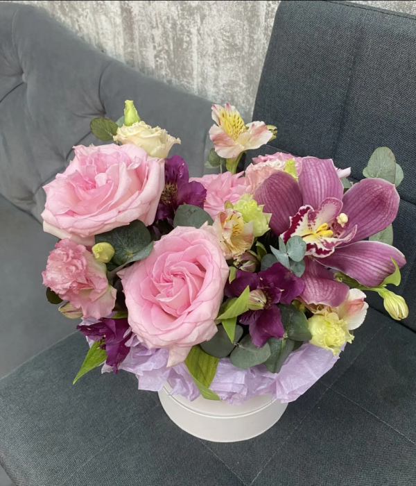 Композиция с орхидеей, розами и эвкалиптом #4609