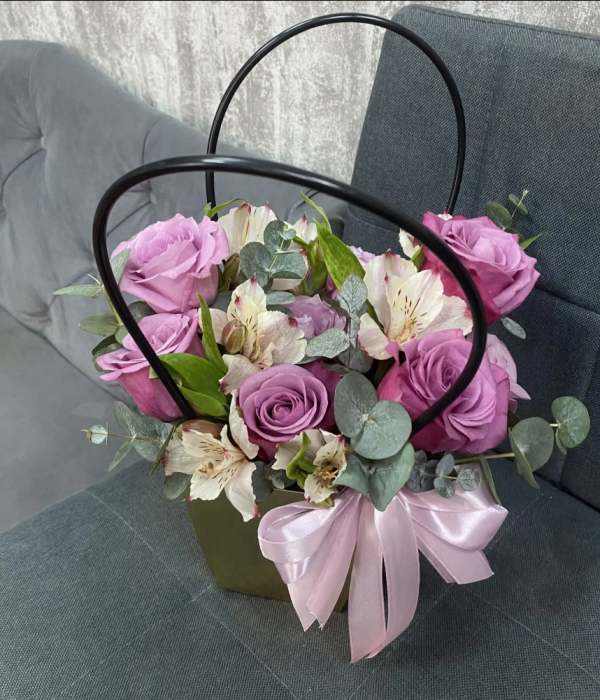 Сумочка с розами, альстромериями и эвкалиптом #4610