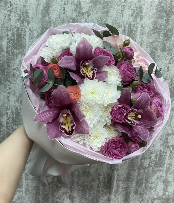 Микс-букет из пионовидных роз, хризантем, гортензии,орхидеи и эвкалипта #4617