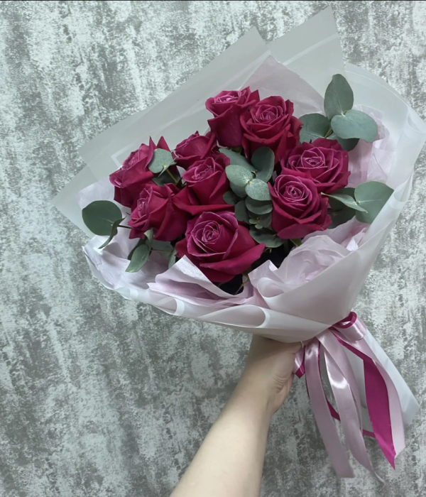 Букет  из 9 малиновых роз Шангрила с эвкалиптом #4612