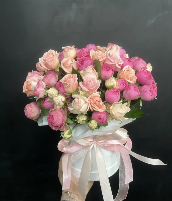 Микс из кустовых роз в шляпной коробке (19 шт) #4622