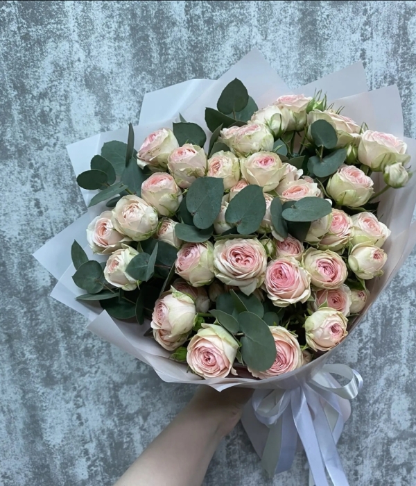 Букетиз 9 кустовых роз с эвкалиптом #4613