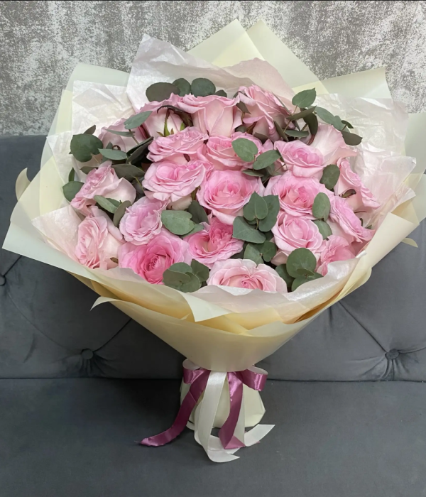 Микс из 21 розы Эквадор с эвкалиптом #4622