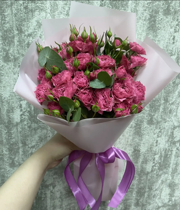 Букет из 7 кустовых роз с зеленью #4577
