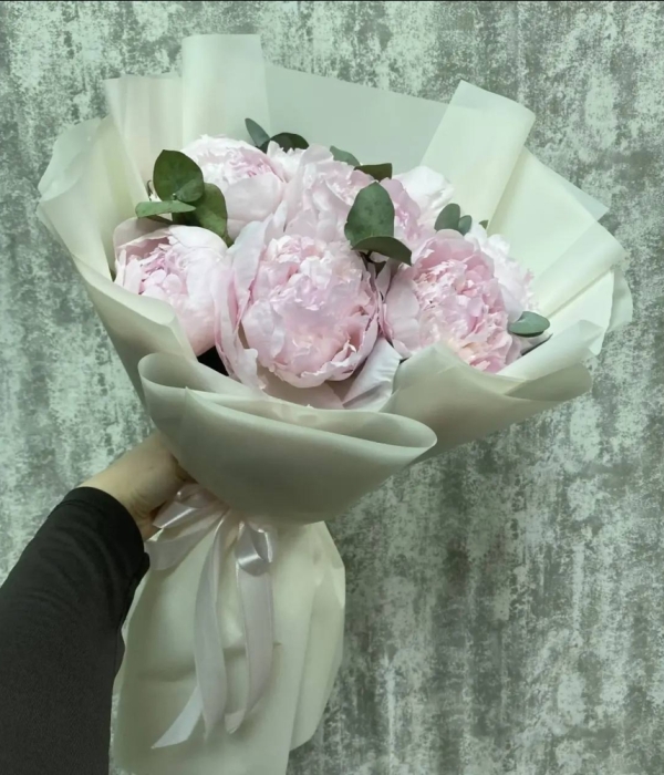 Букет из 9 нежных пионов с эвкалиптом  #4638