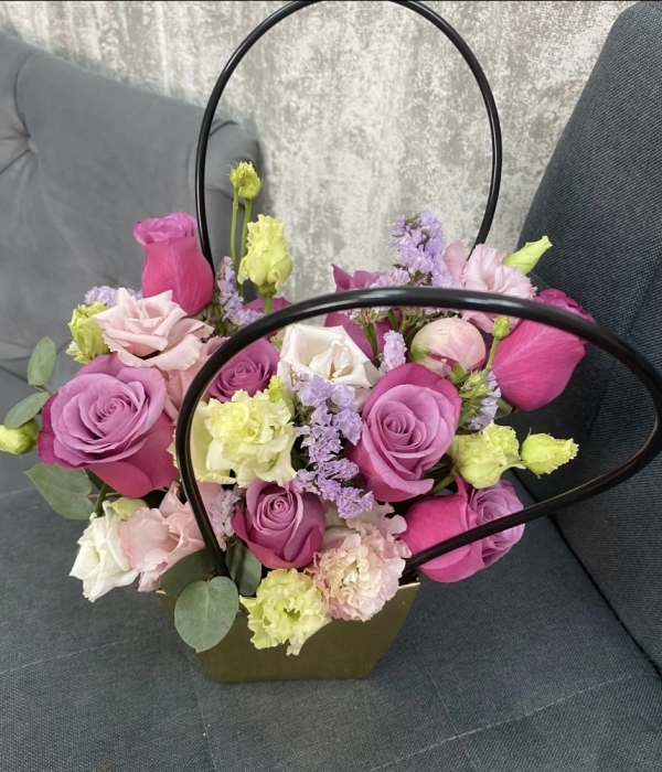 Композиция из роз, эустом и статицы в сумочке #4621