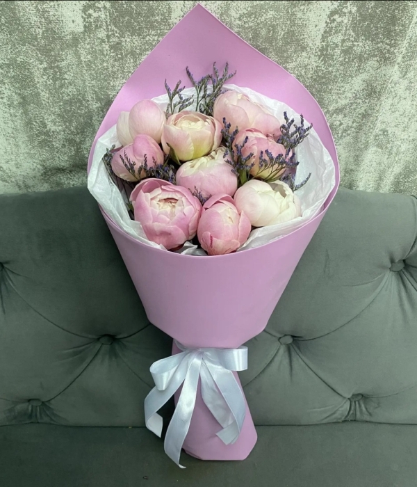 Букет из 9 нежных пионов и лимониума #4529