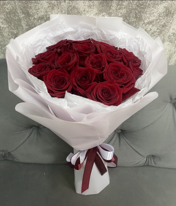 Букет из 15 красных роз 