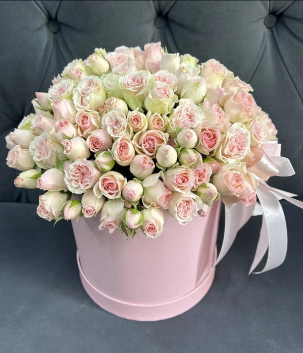 Композиция из кустовых роз в шляпной коробке (19 шт) #4665