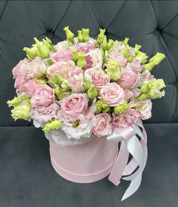 Микс из роз и эустомы в розовой шляпной коробке #4622