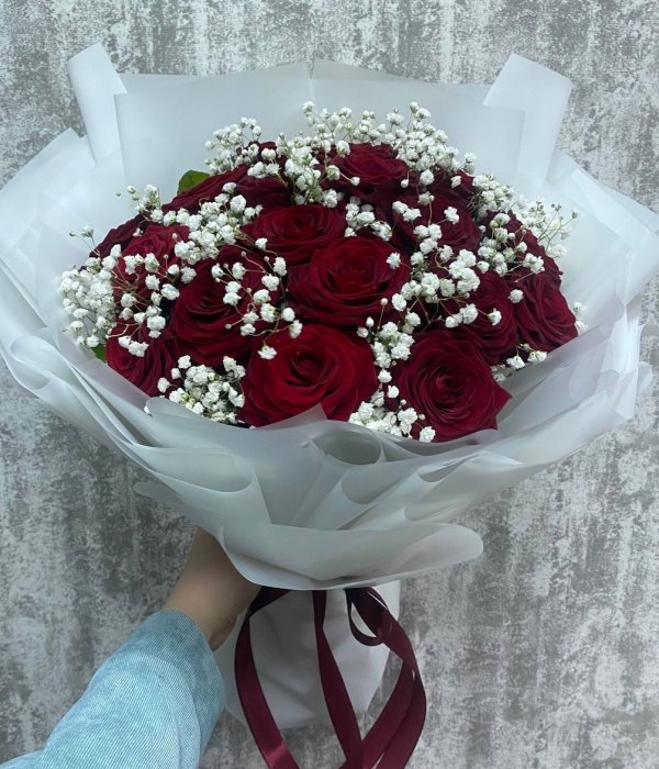 Букет из 19 красных роз и белой гипсофилы #4553