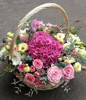 Корзина с гортензией, розами и эустомами #554