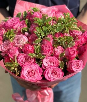 Букет из розовых пионовидных роз Леди Бомбастик  и зелени #1448