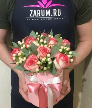 Микс из роз Джумилия и гиперикума в шляпной коробке #1527