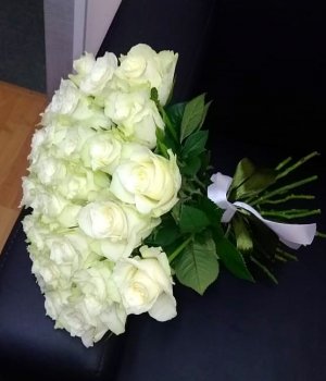 Букет из 25 белых роз (40 см) #538