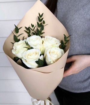 Букет из 5 белых роз с зеленью (60 см) #1820
