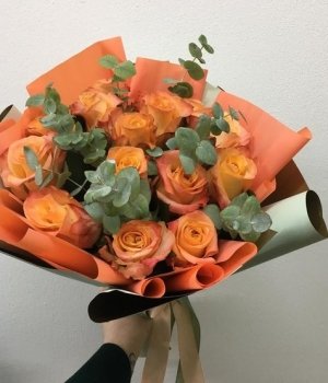 Букет из 19 оранжевых роз и эвкалипта (40 см) #1847