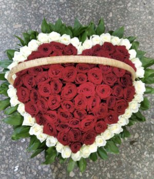 Корзина из 101 бело-красной розы в виде сердца #1135