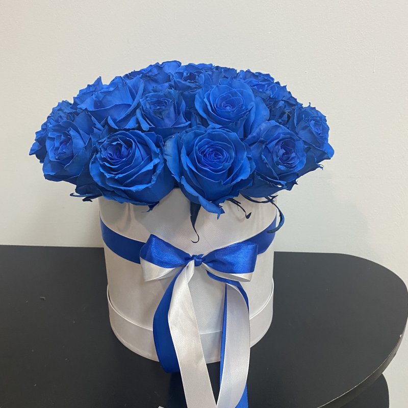 Синие и радужные розы - чудо природы или дело рук мастеров?