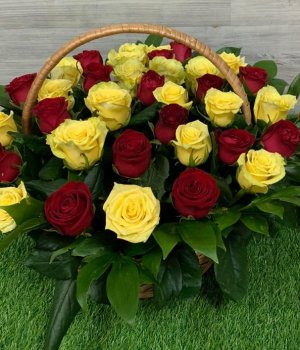 Корзину из 35 желто-красных роз #2213