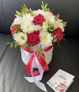 Микс из роз ,эустом и хризантем в белой шляпной коробке #2231