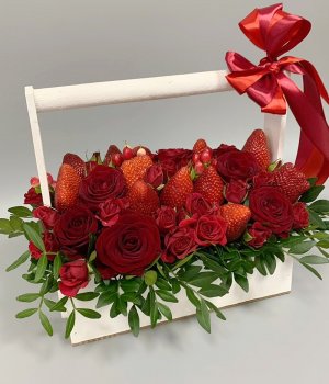 Клубника с розами и хризантемами в деревянном ящике #1502