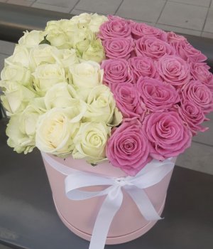 Микс из бело-розовых роз в  шляпной коробке (39 шт) #1015
