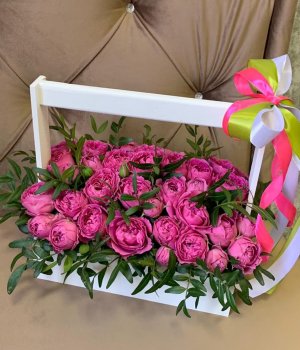 Пионовидные розы Мисти Баблз в деревянном ящике #1507
