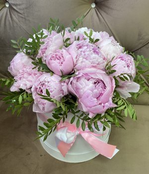 15 розовых пионов в белой шляпной коробке #2798