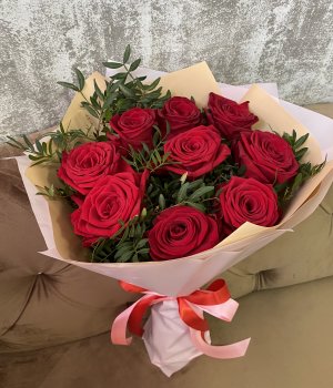 Букет из 9 красных роз с зеленью (50 см ) #2902