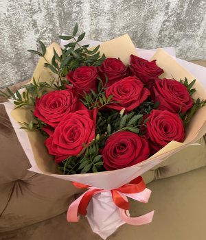 Букет из 9 красных роз и зелени ( 50 см ) #2905