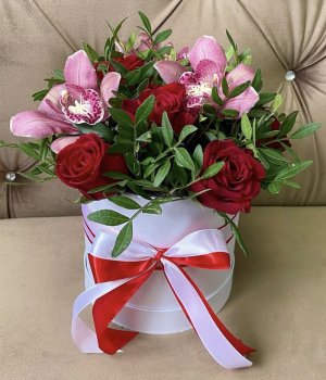 Белая шляпная коробка с красными розами и орхидеями #3060