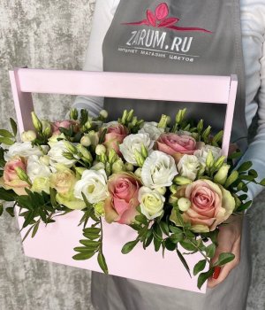 Розовый ящик с Кенийскими розами и эустомой #3074